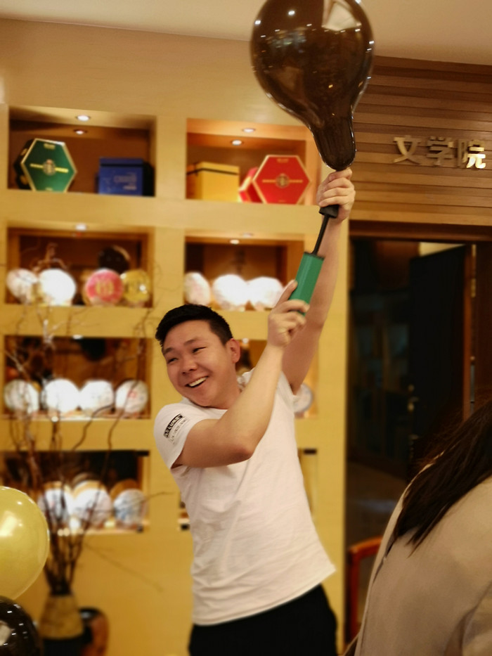 小伙伴们一大早就开始布置现场