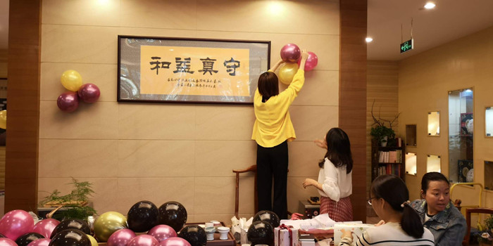 小伙伴们一大早就开始布置现场