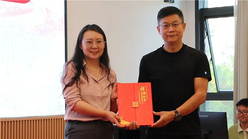 八一军旗红 书香润桑榆｜大益爱心基金会开展建军节敬老爱军图书捐赠活动